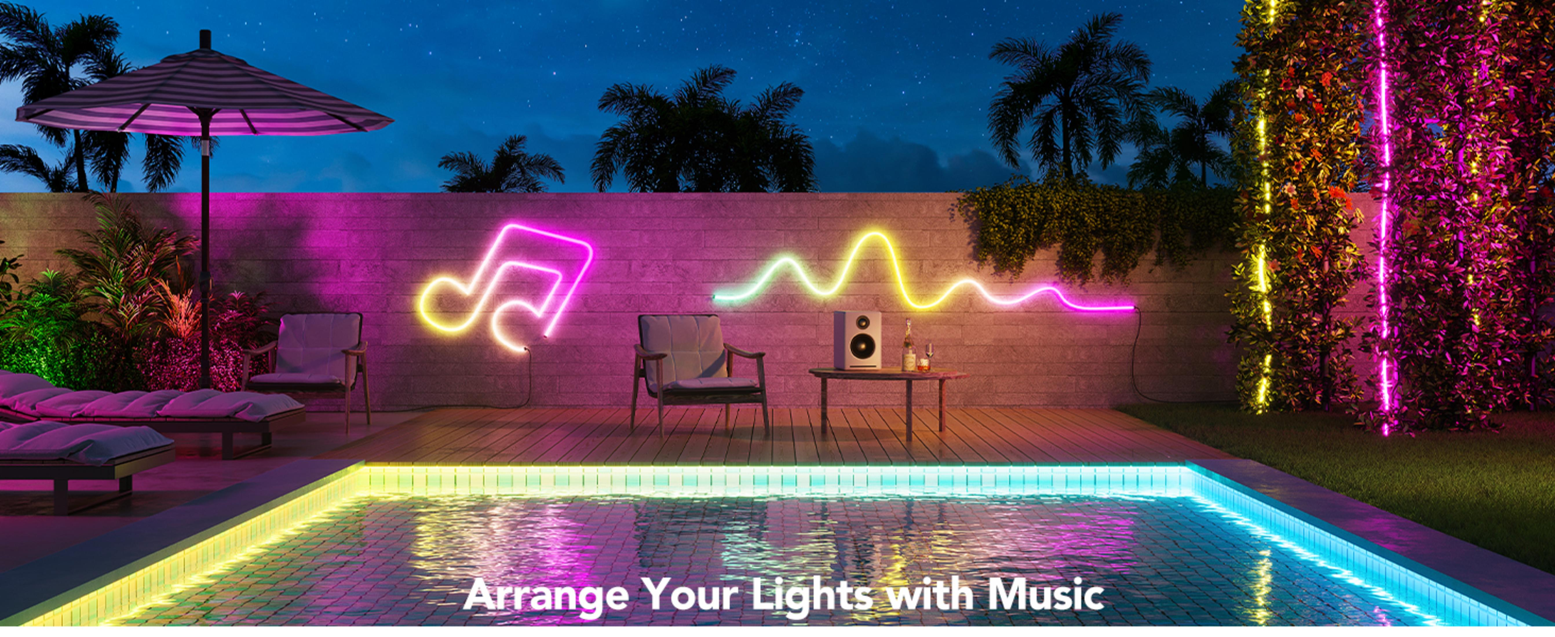 Luci al neon a forma di note musicali, onde e strisce verticali illuminano un'area esterna a bordo piscina.