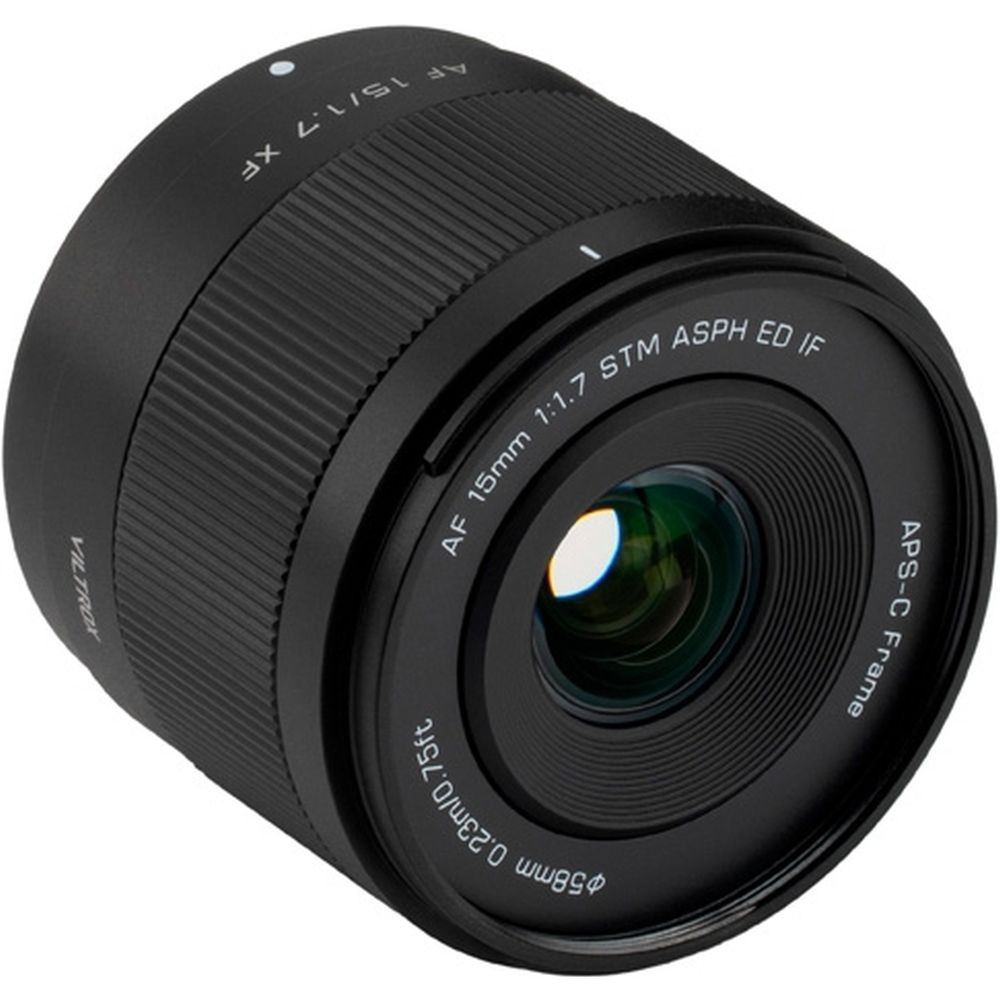 Un obiettivo Viltrox AF 15mm f1.7 nero per fotocamere APS-C.