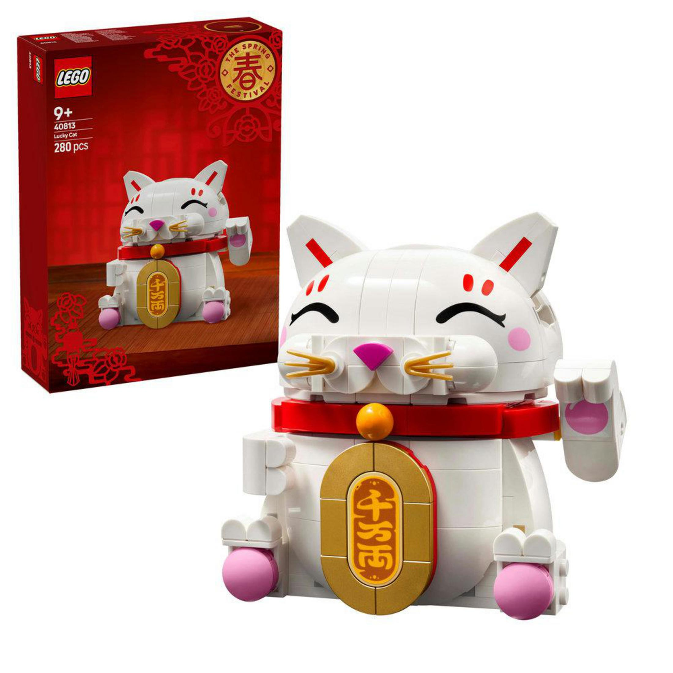 Een witte LEGO Lucky Cat met een rode halsband en een gouden munt.