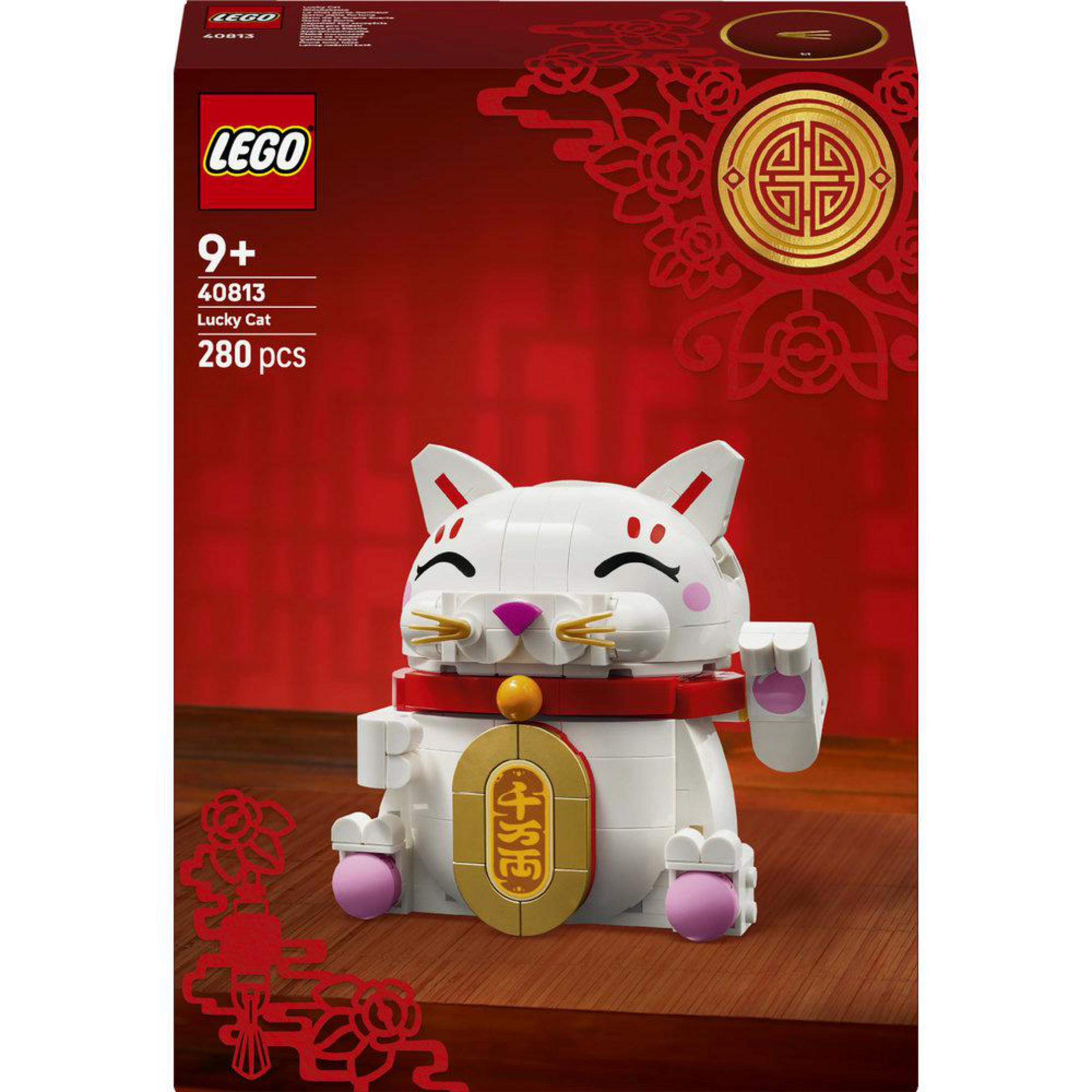 Een witte Lego Lucky Cat build met rode en gouden accenten op een rode achtergrond.