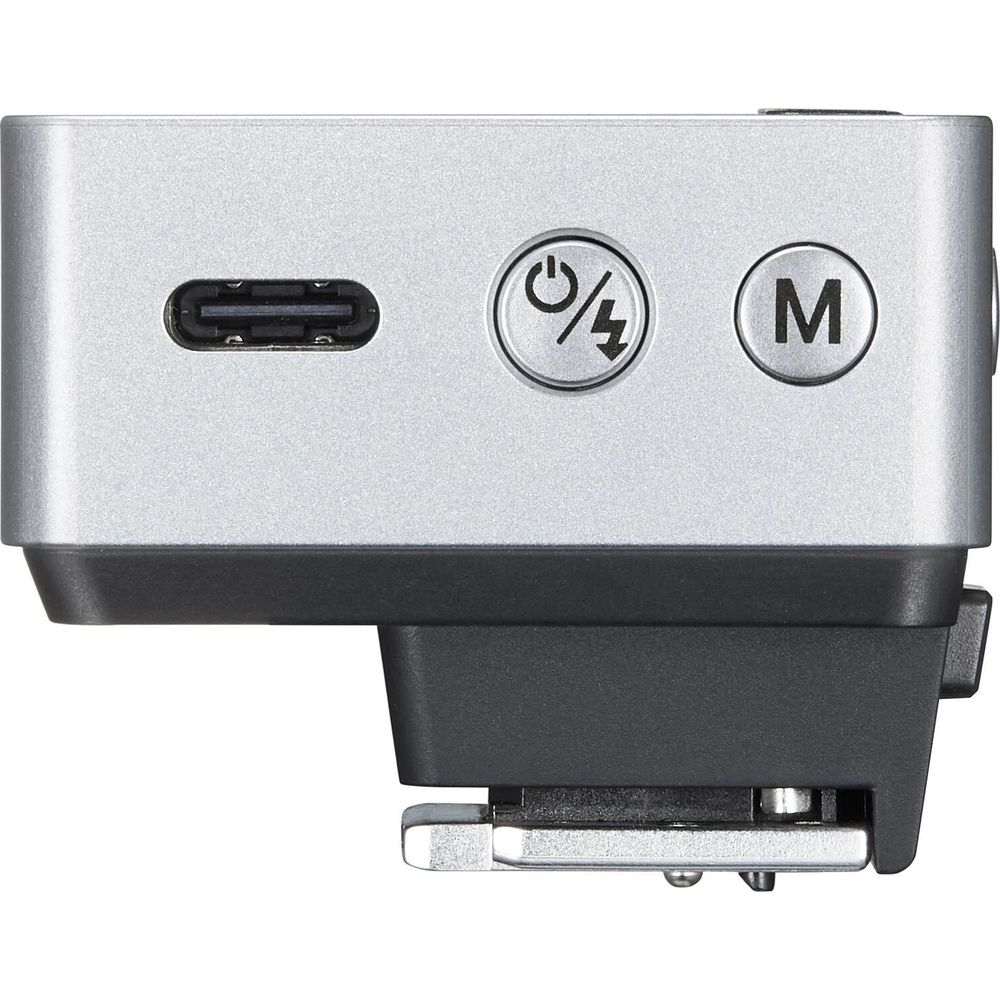 Unité de flash argentée avec USB-C, symbole d'alimentation/flash et bouton M.