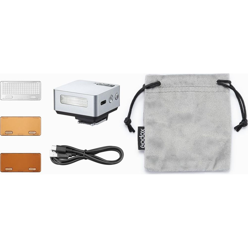 Un flash argenté, deux filtres oranges, un câble USB et une pochette grise.