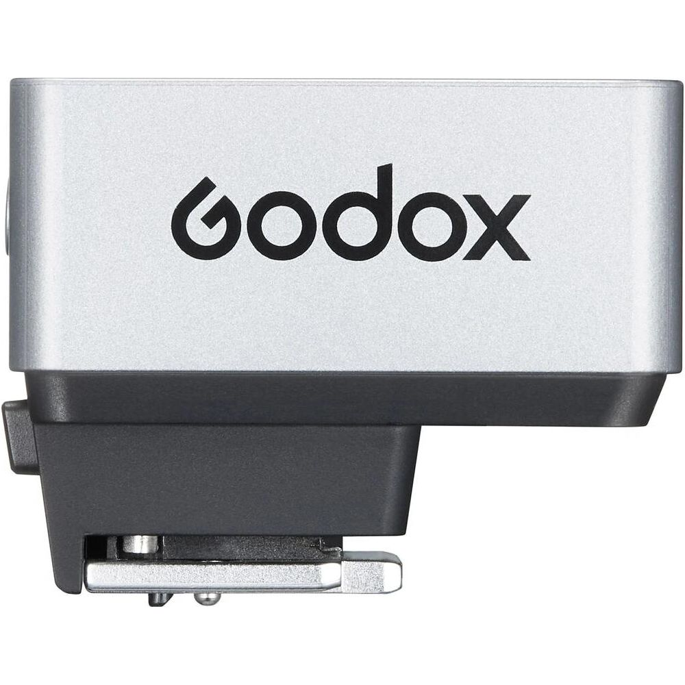 Unité flash Godox argentée avec connecteur noir. Vue rapprochée.