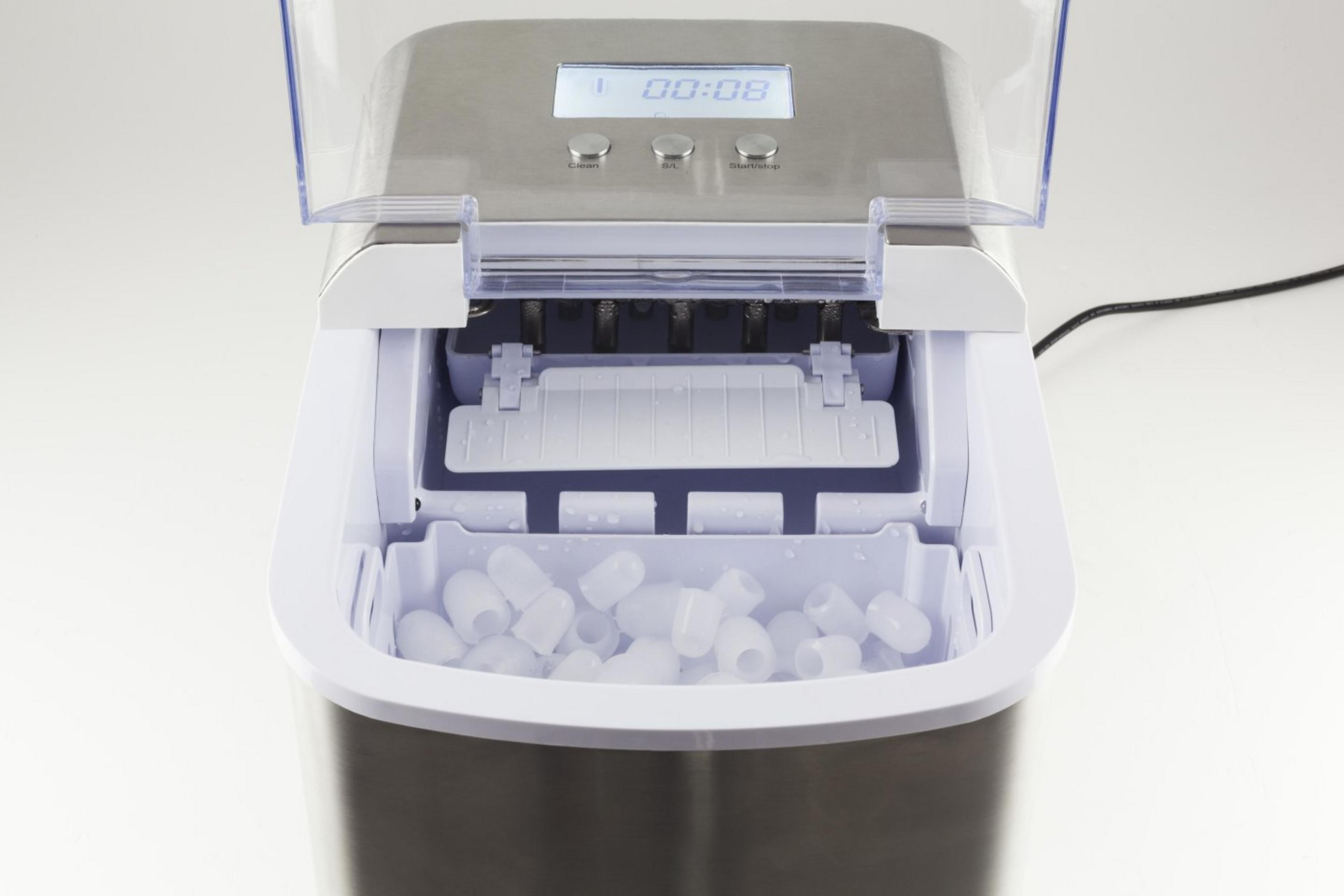 Eine weiße Eismaschine mit Edelstahldetails und Eiswürfeln im Behälter.