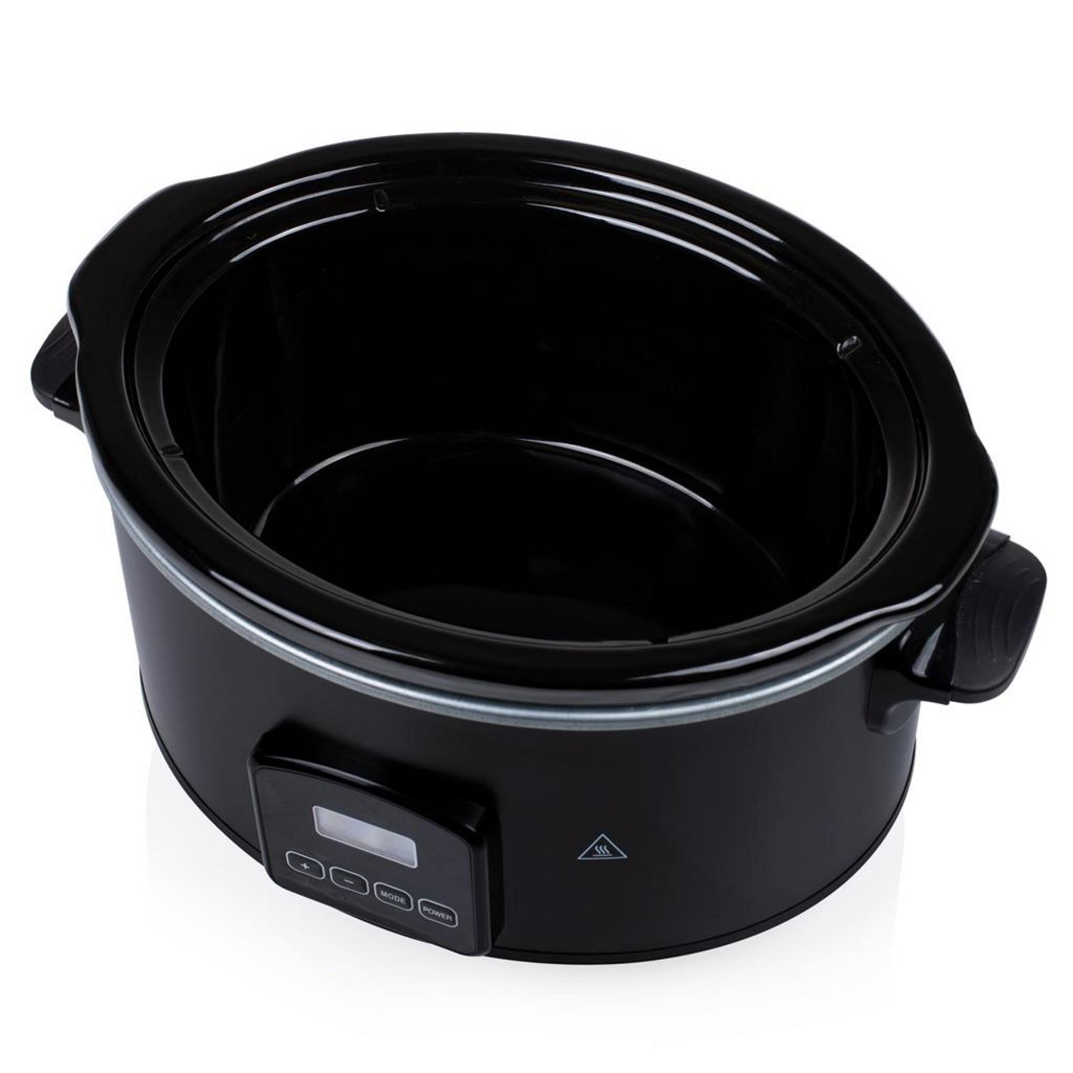 Schwarzer Slow Cooker mit digitalem Display und Bedienelementen.