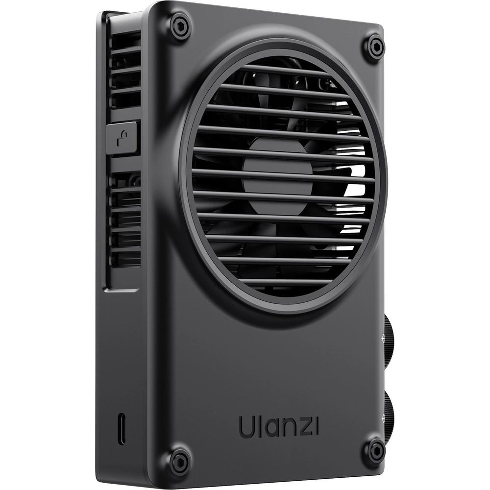Czarny wentylator z kratką, otworami bocznymi i pokrętłami. Logo Ulanzi.