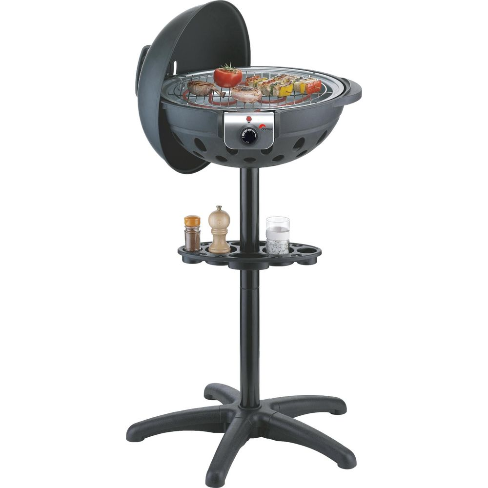Un barbecue noir sur pied, couvercle ouvert, cuisinant viande et légumes.