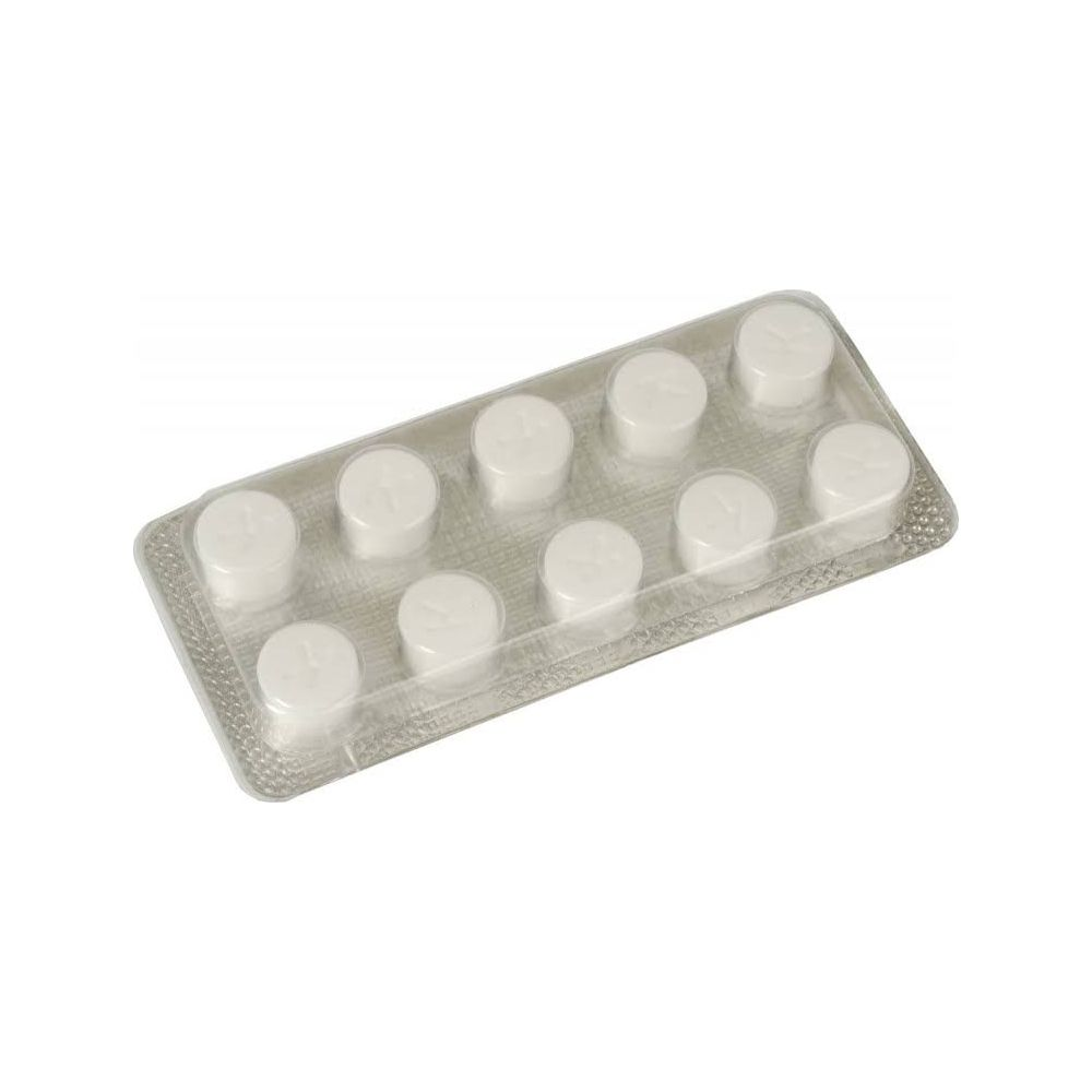 Dieci pillole bianche in un blister su sfondo bianco.