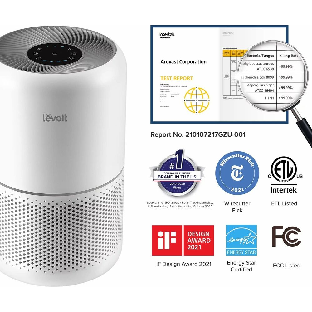 Biały oczyszczacz powietrza Levoit z certyfikatami i wynikami testów.