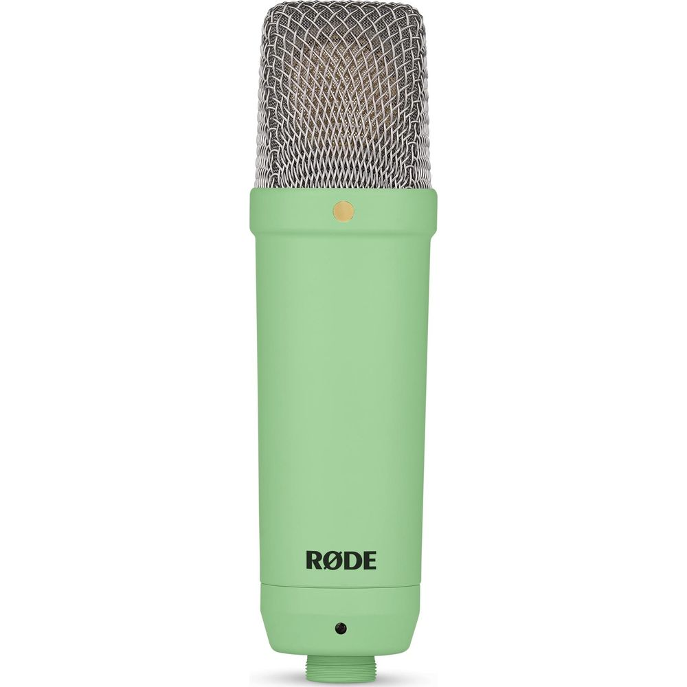 Jasnozielony mikrofon Rode z srebrną kratką i złotym akcentem.