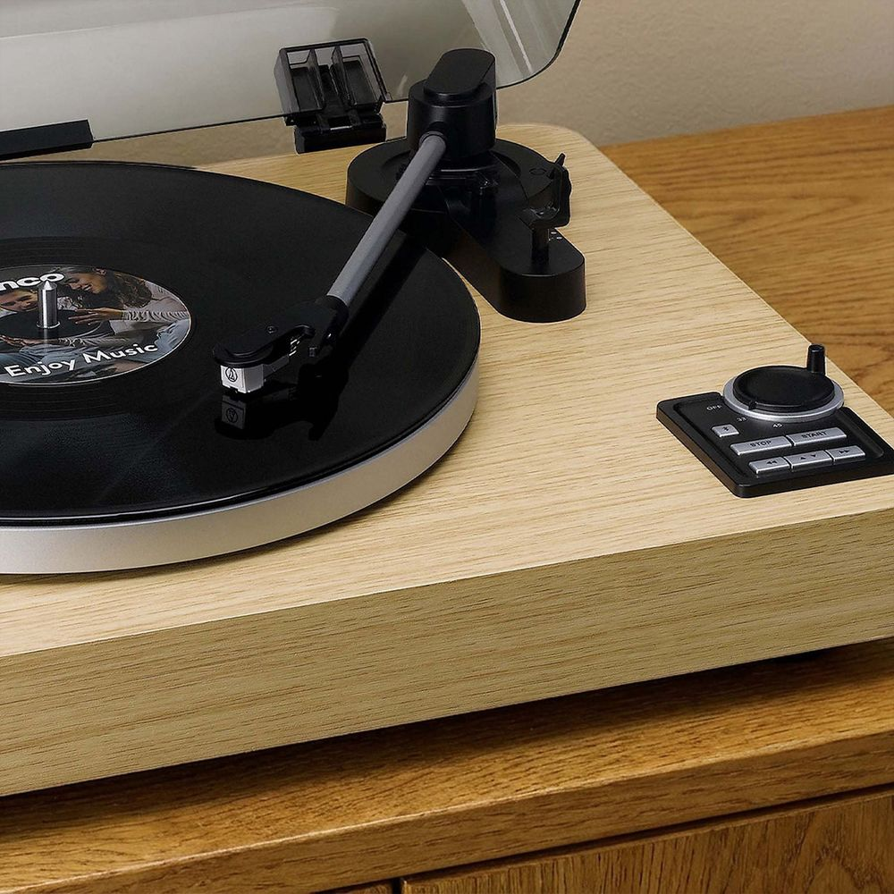 Gramofon z igłą na czarnej płycie winylowej.