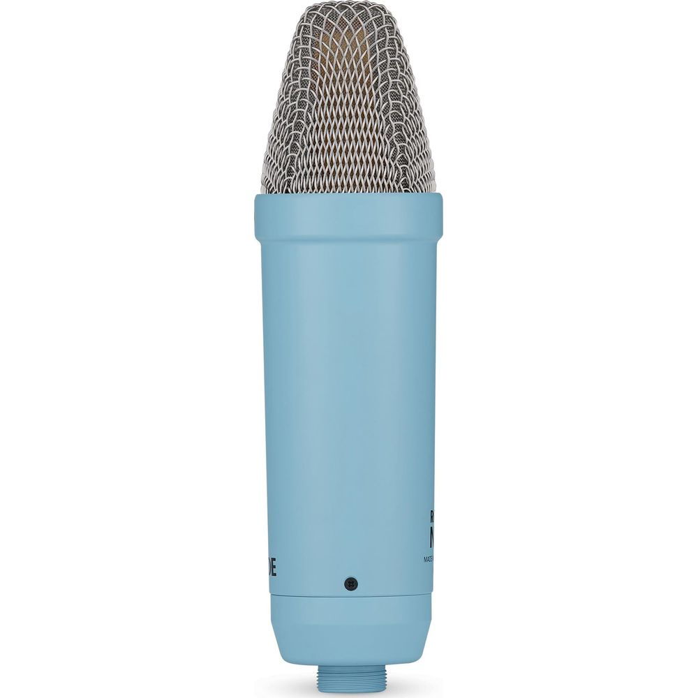 Jasnoniebieski mikrofon pojemnościowy z srebrną siatkową głowicą.