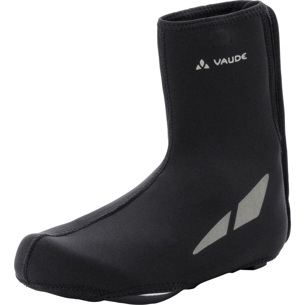 Czarny ochraniacz na buty Vaude z odblaskowymi paskami, dla rowerzystów.