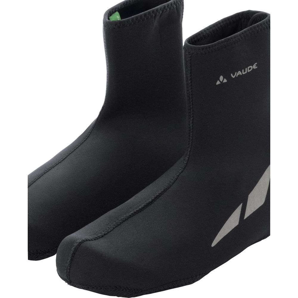 Czarne ochraniacze na buty Vaude z odblaskowymi paskami.