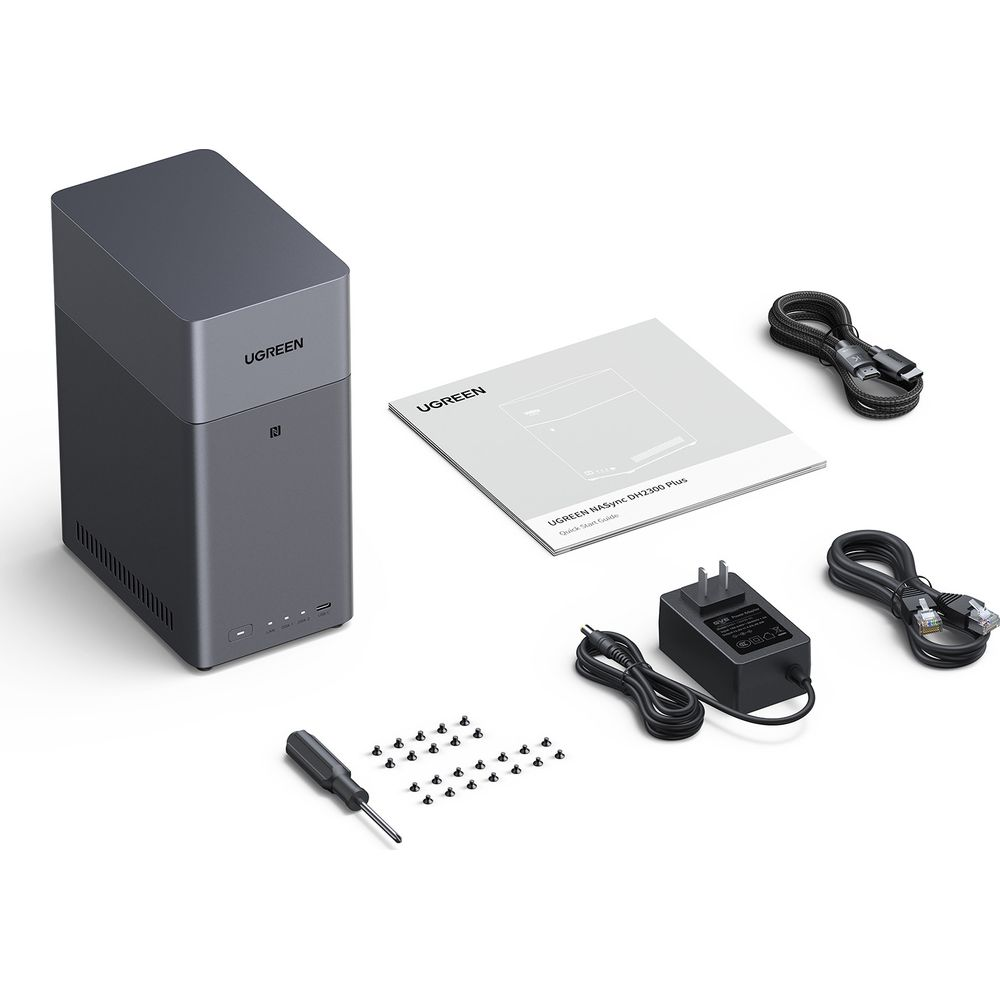 Szare urządzenie NAS z instrukcją, zasilaczem, kablami, śrubokrętem i śrubami.