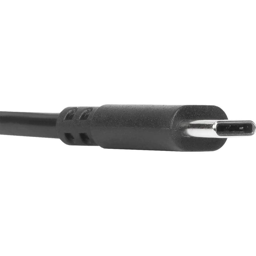 Primer plano de un conector y cable USB-C negro sobre fondo blanco.