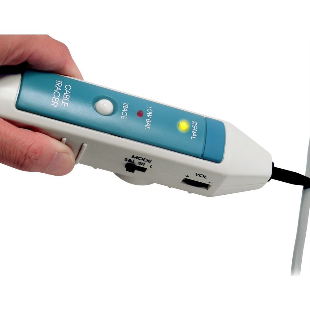 Palec trzyma urządzenie do testowania kabli z zapalonymi wskaźnikami i etykietami.