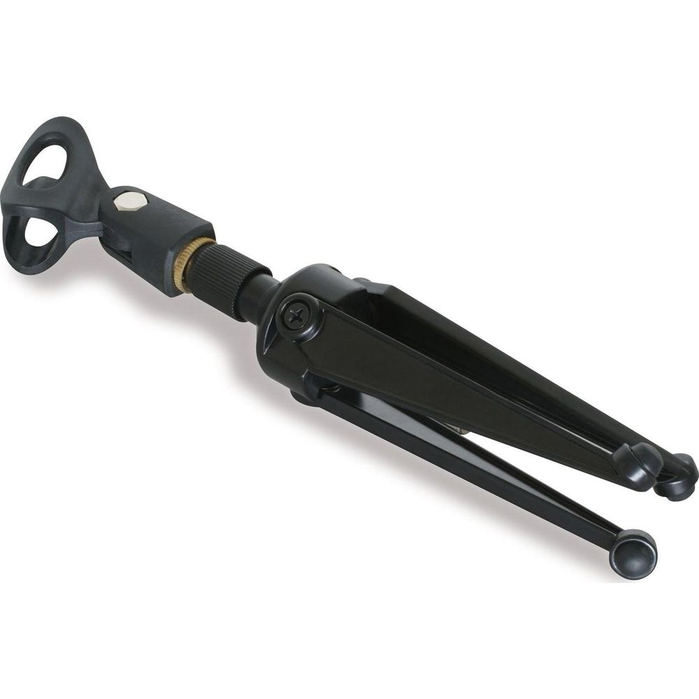 Un soporte de micrófono negro de trípode con accesorio de pinza.
