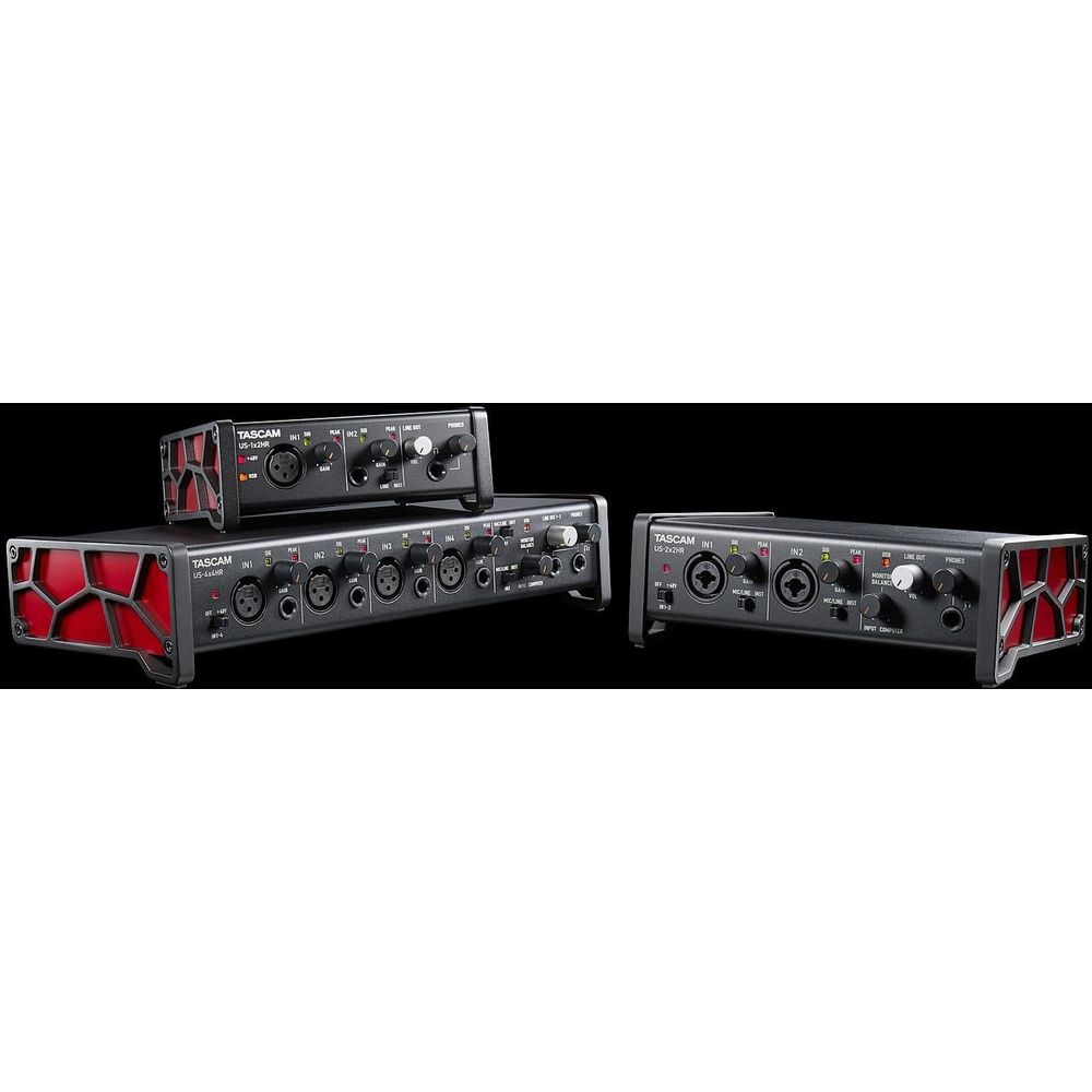 Trzy interfejsy audio Tascam z czerwonymi akcentami na czarnym tle.