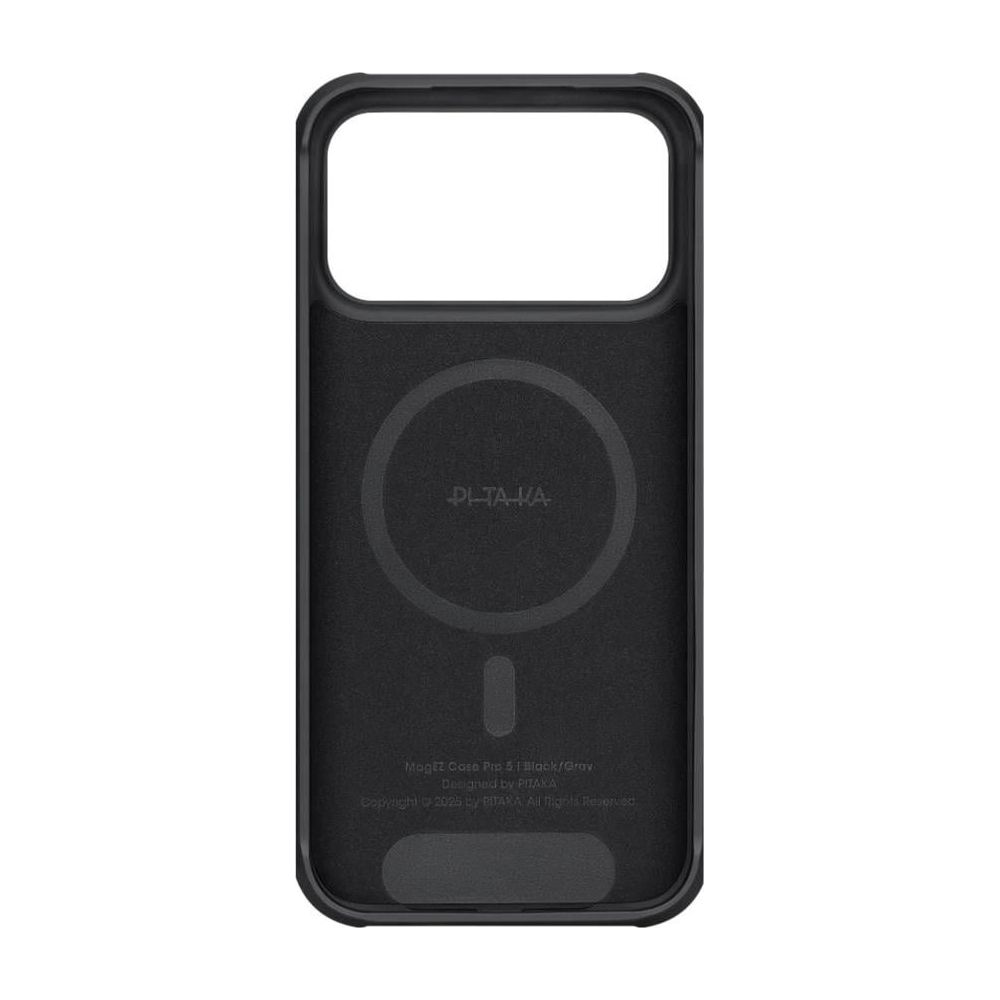Schwarze iPhone-Hülle mit PITAKA-Logo und magnetischem Kreis.