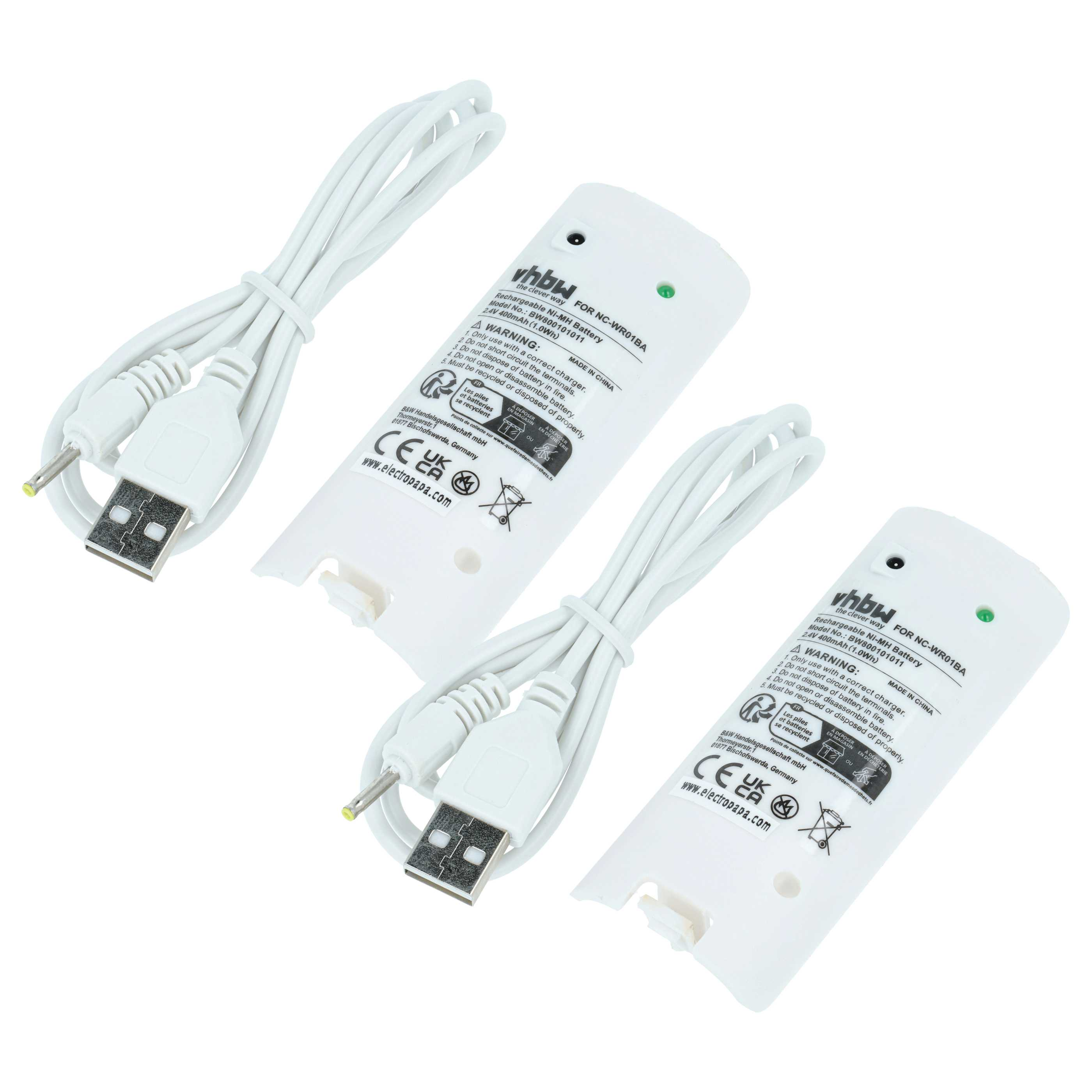 Zwei weiße Akkus mit weißen USB-Kabeln und Anschlüssen auf weißem Grund.