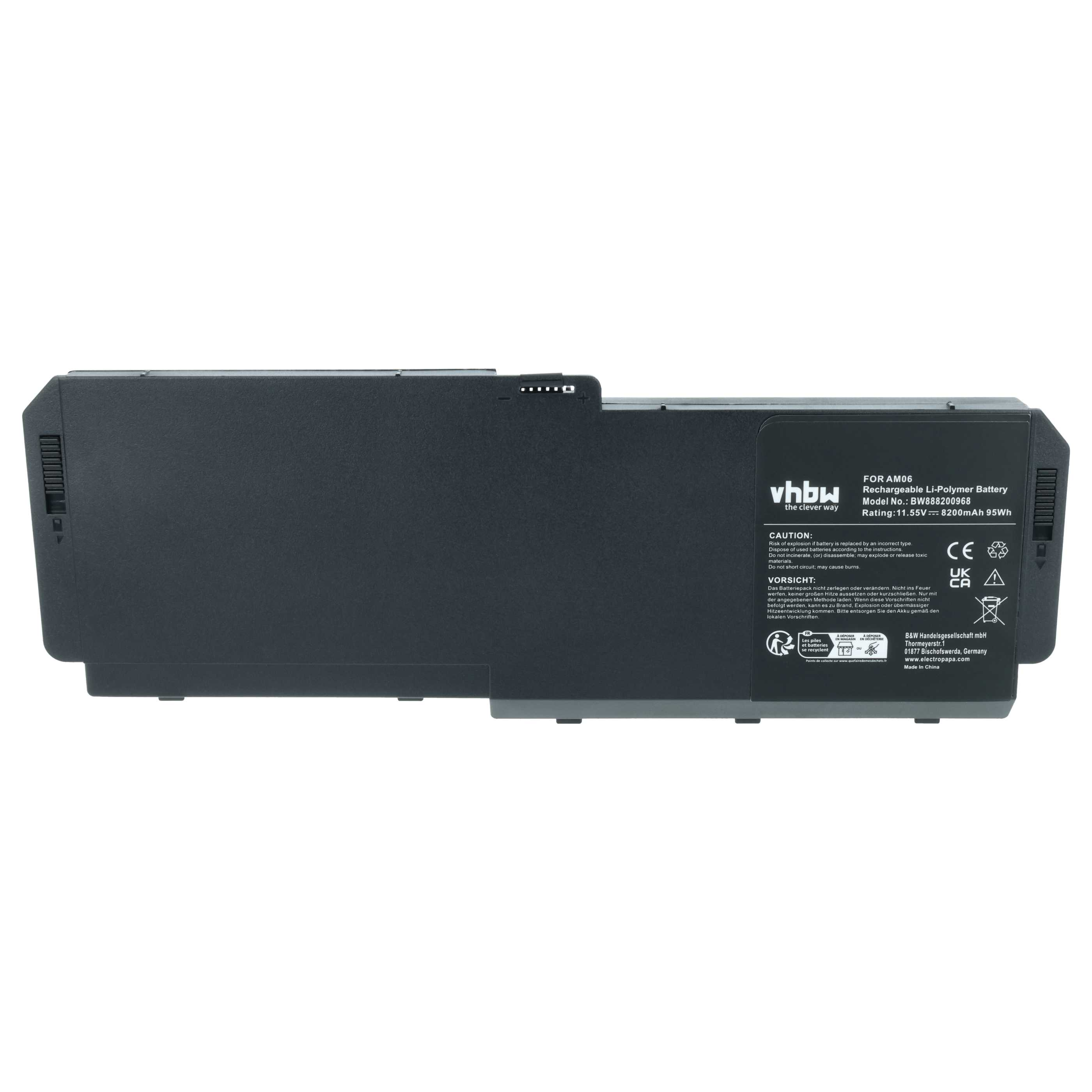 Ein schwarzer Laptop-Akku mit Aufschriften und Symbolen, liegend auf weißem Grund.