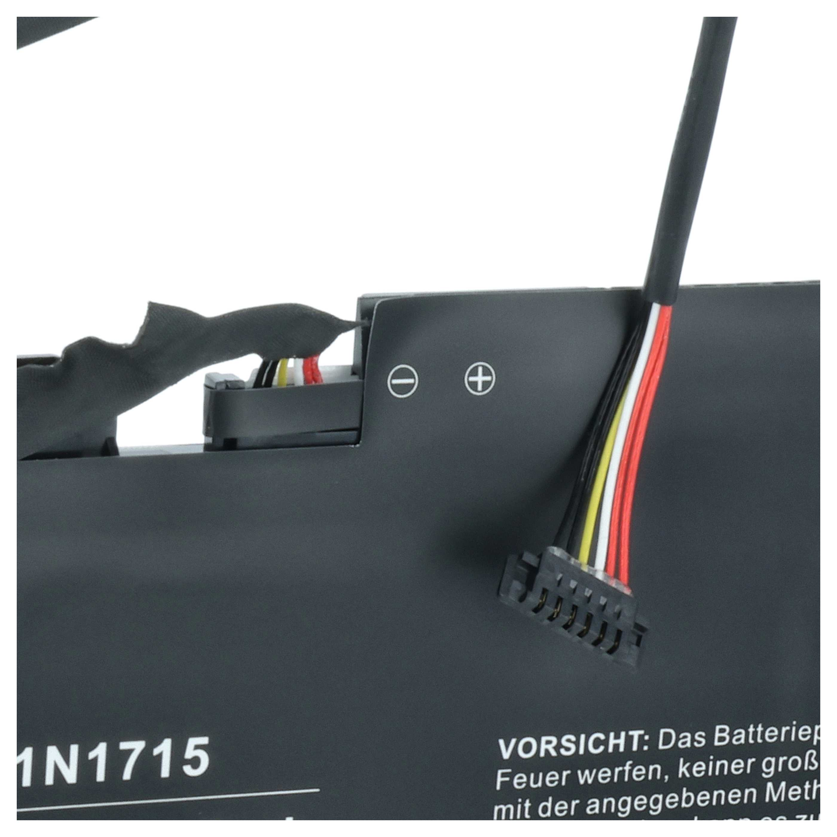 Nahaufnahme eines Laptop-Akkus mit Kabeln und Warnhinweisen.