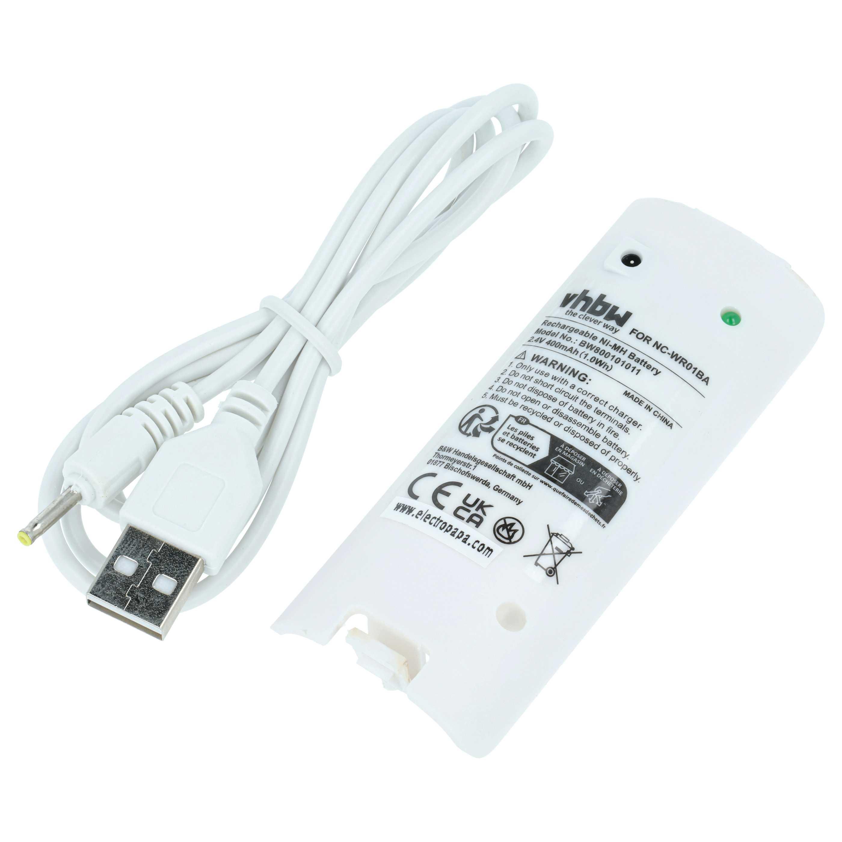 Ein weißes USB-Kabel liegt neben einer weißen Batterie mit schwarzer und grüner LED.