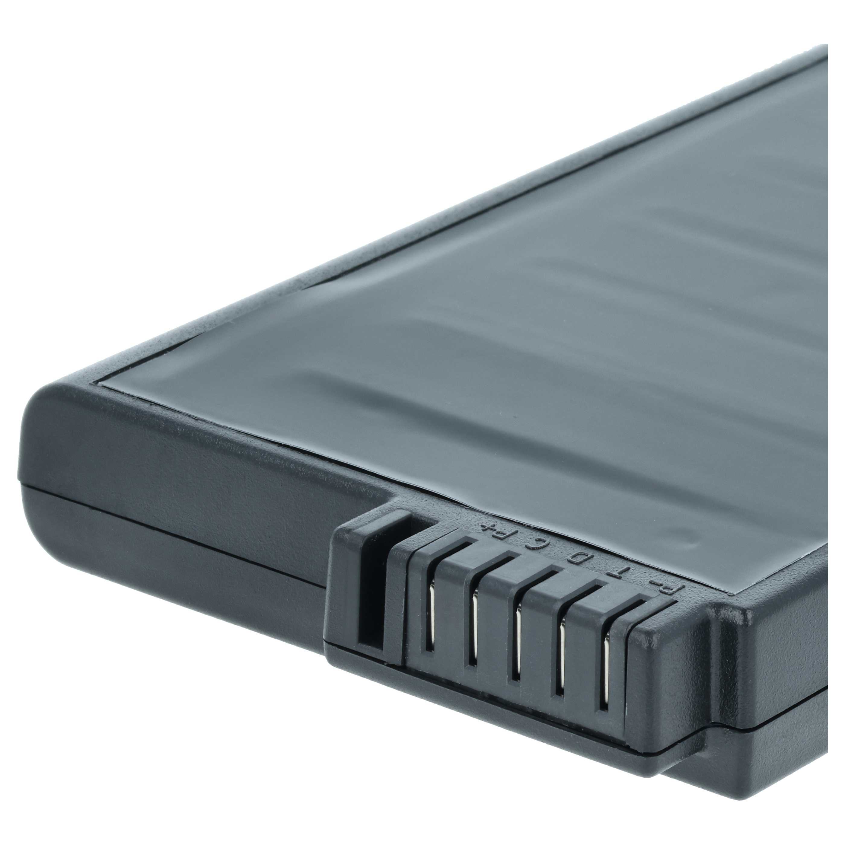 Nahaufnahme eines schwarzen Akkupack-Anschlusses mit Metallstiften und Beschriftungen.