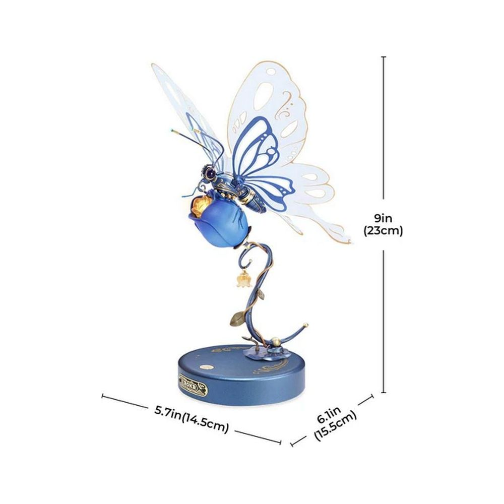 Eine blaue Schmetterlingsfigur auf einem blauen Sockel mit Maßen.