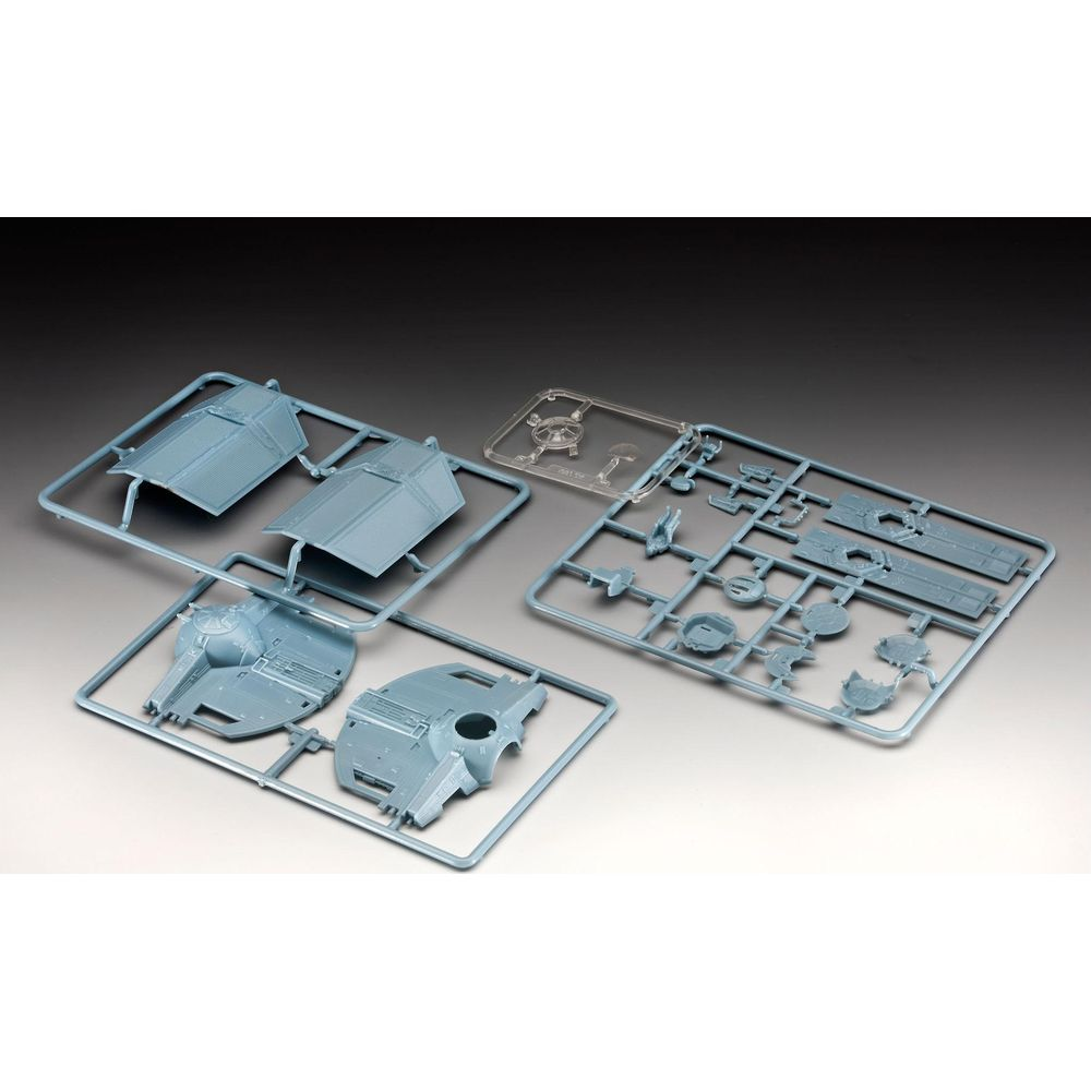 Grijze plastic onderdelen voor een modelbouwpakket op een spuit.