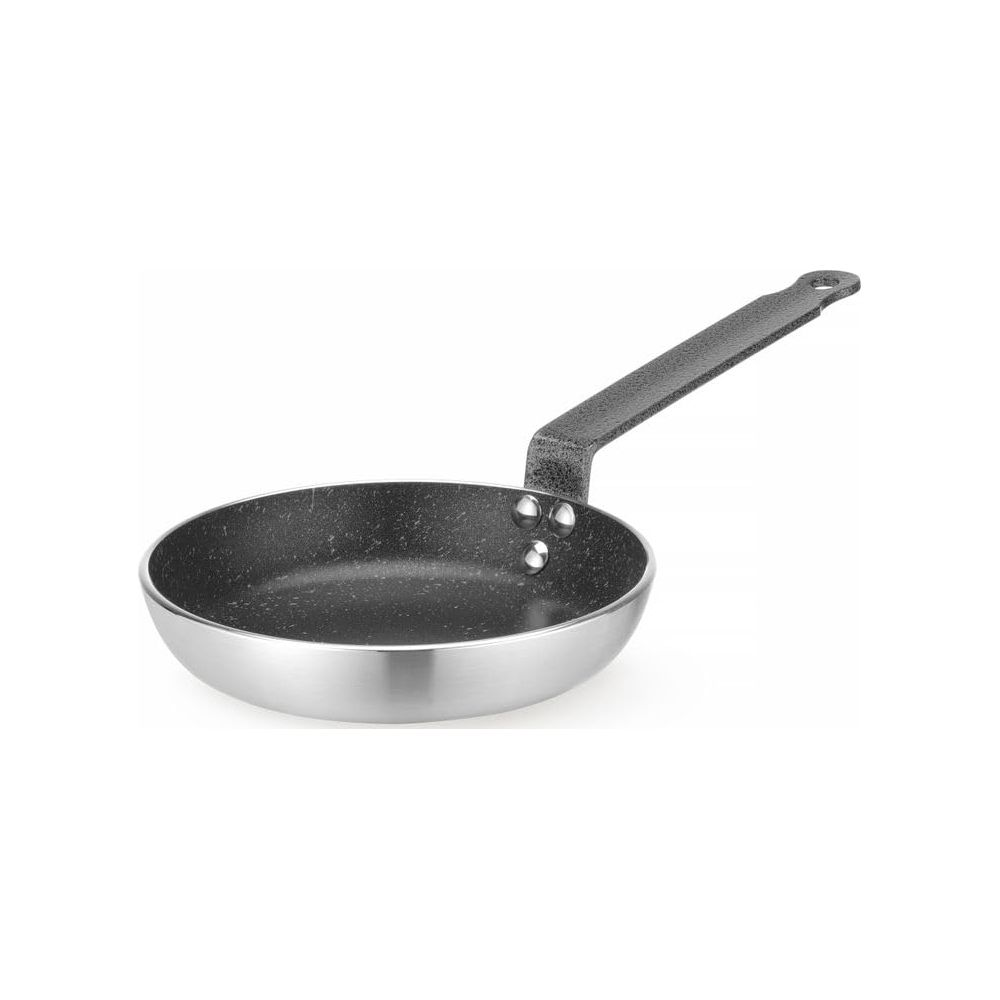 Una padella argentata con manico nero su sfondo bianco.