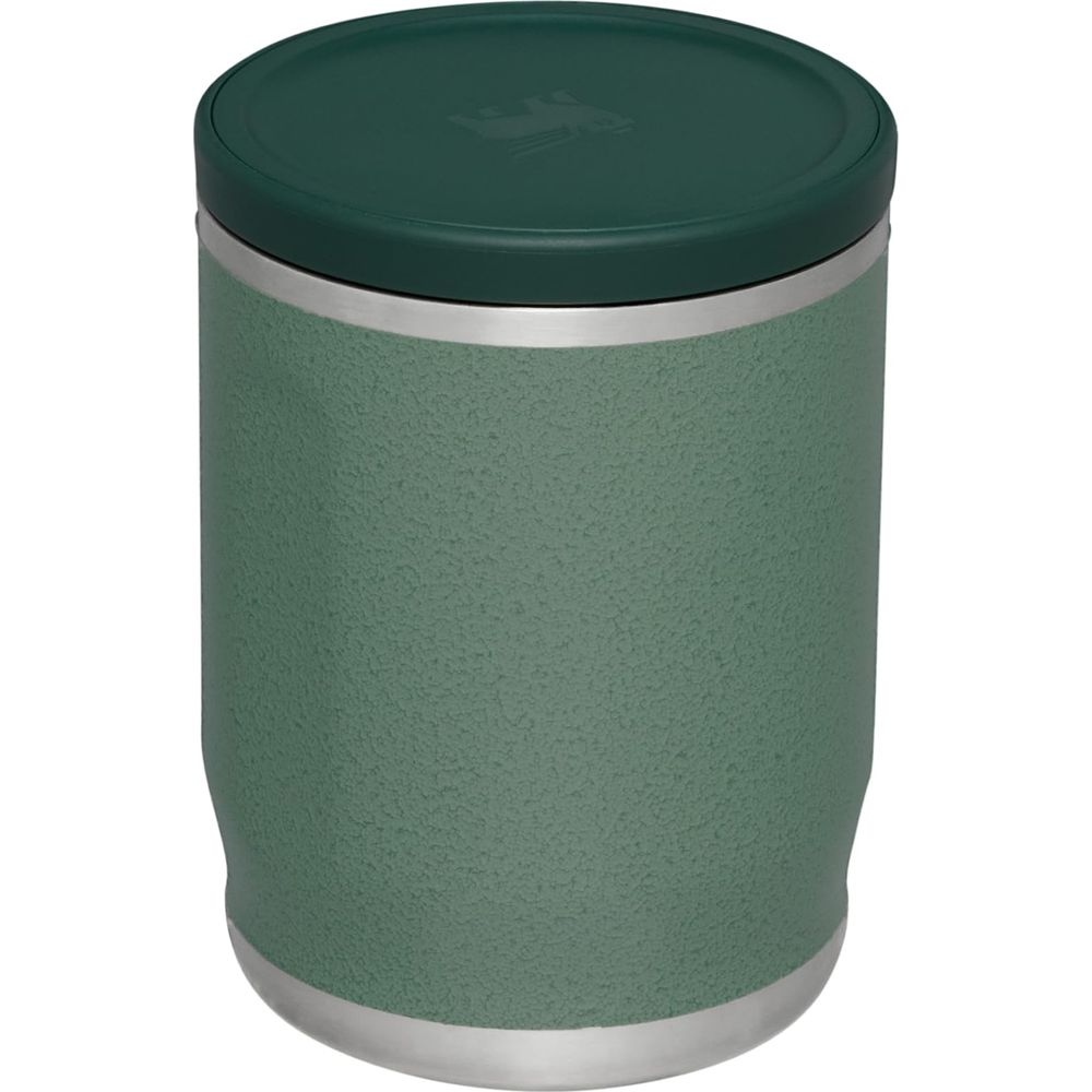 Un thermos vert avec un bord et un couvercle argentés.
