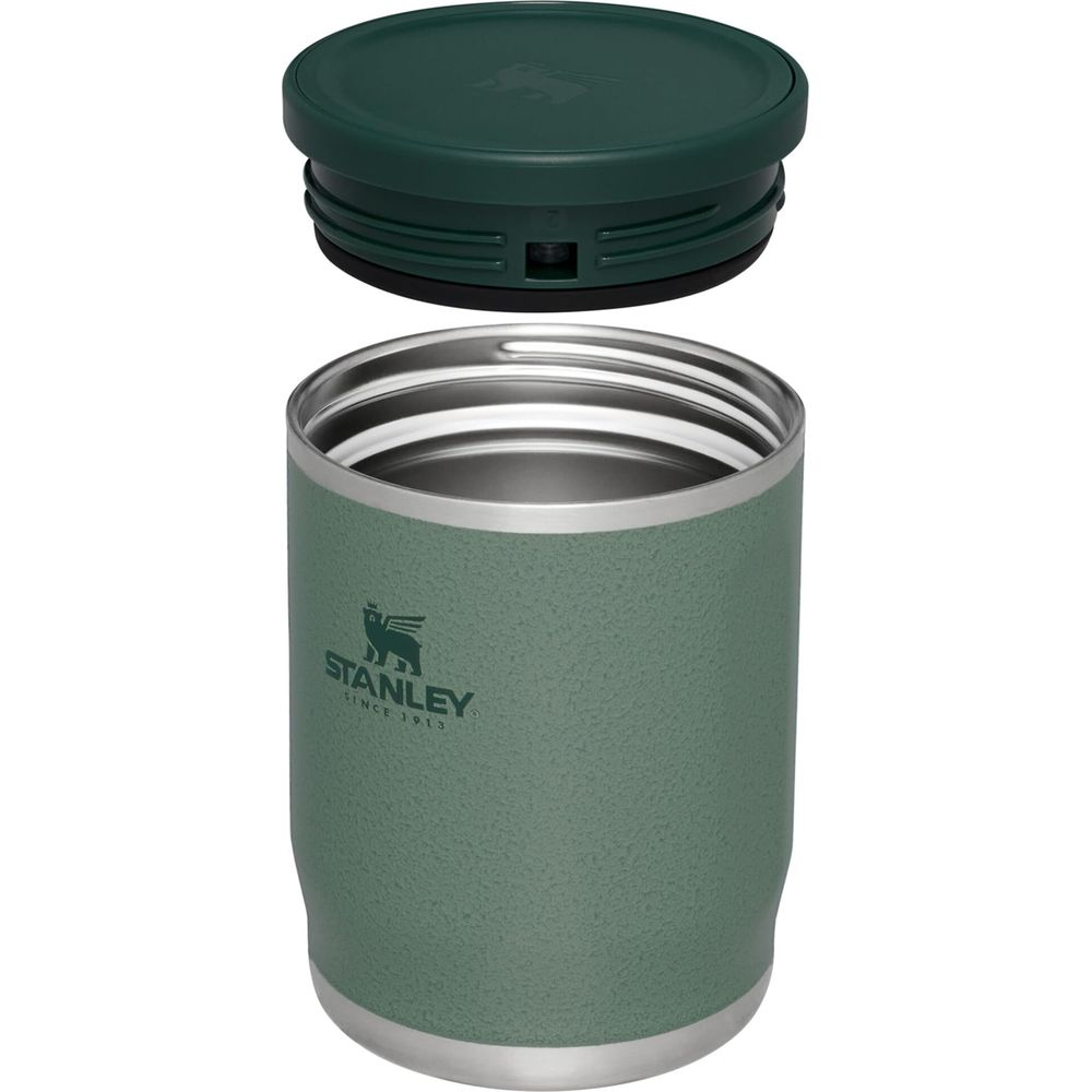 Thermos Stanley vert avec couvercle à côté.