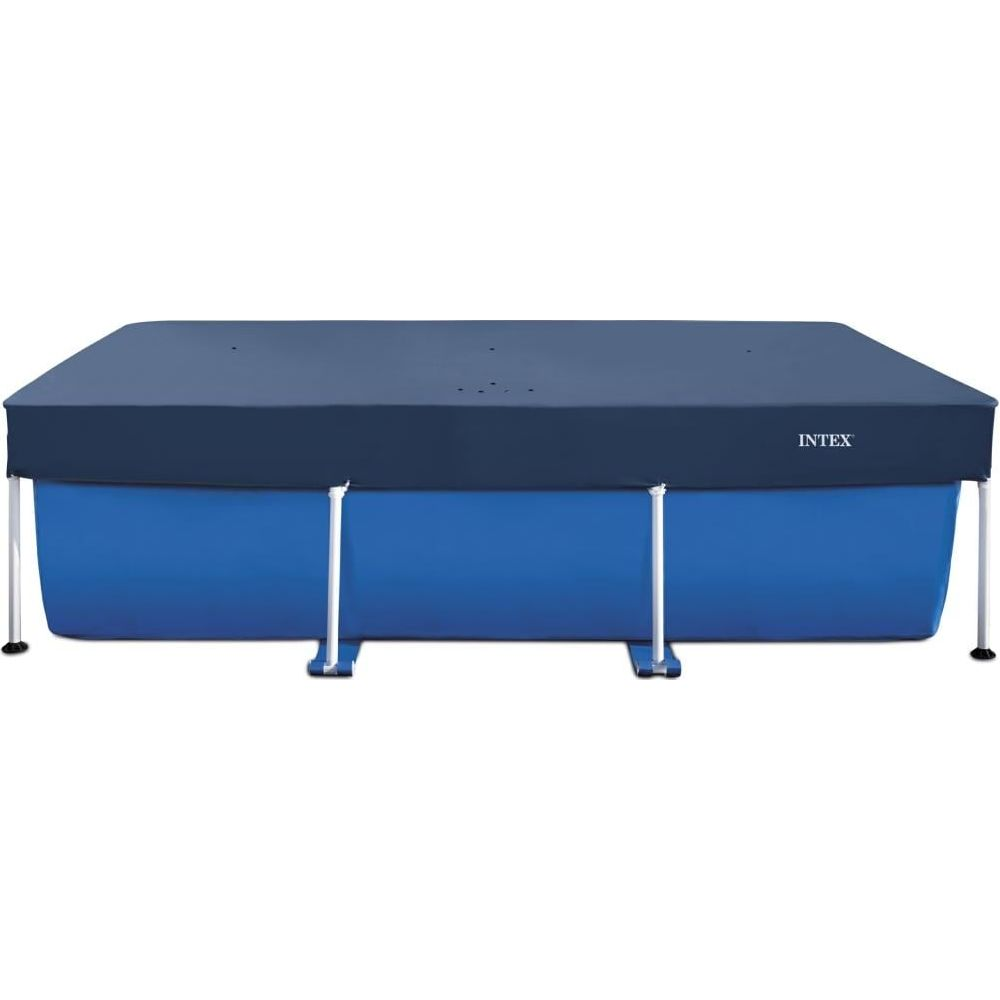 Ein rechteckiger Pool mit blauer Plane und dunkler Abdeckung.