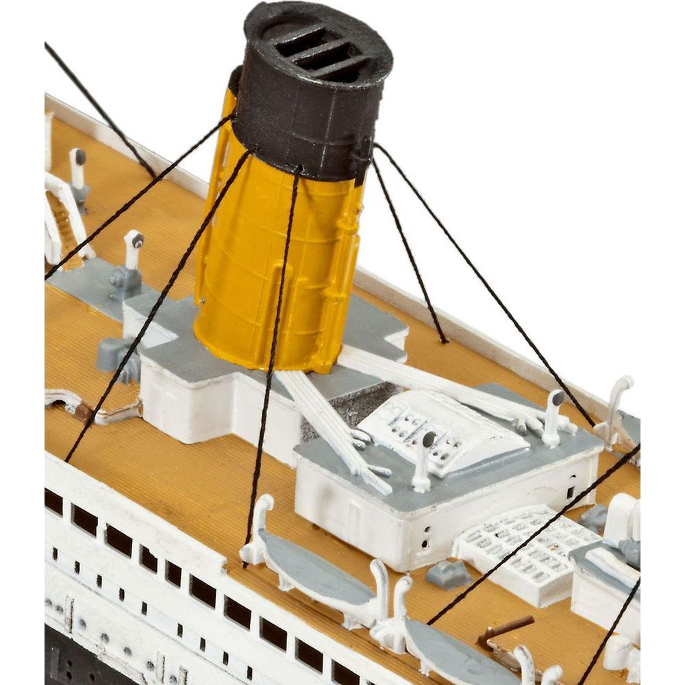 Modellino di nave con fumaiolo giallo e sovrastrutture.
