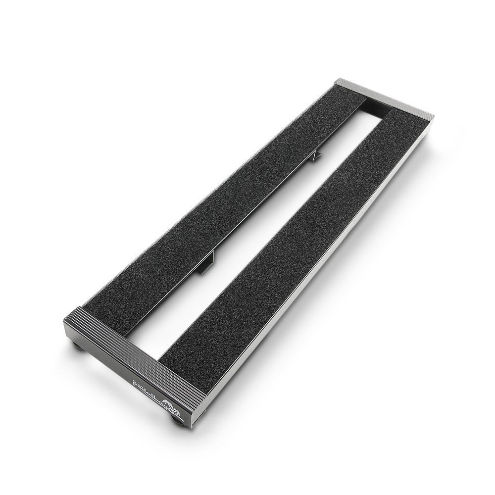 Een zilveren gitaarpedaalbord met twee zwarte, antislip oppervlakken.
