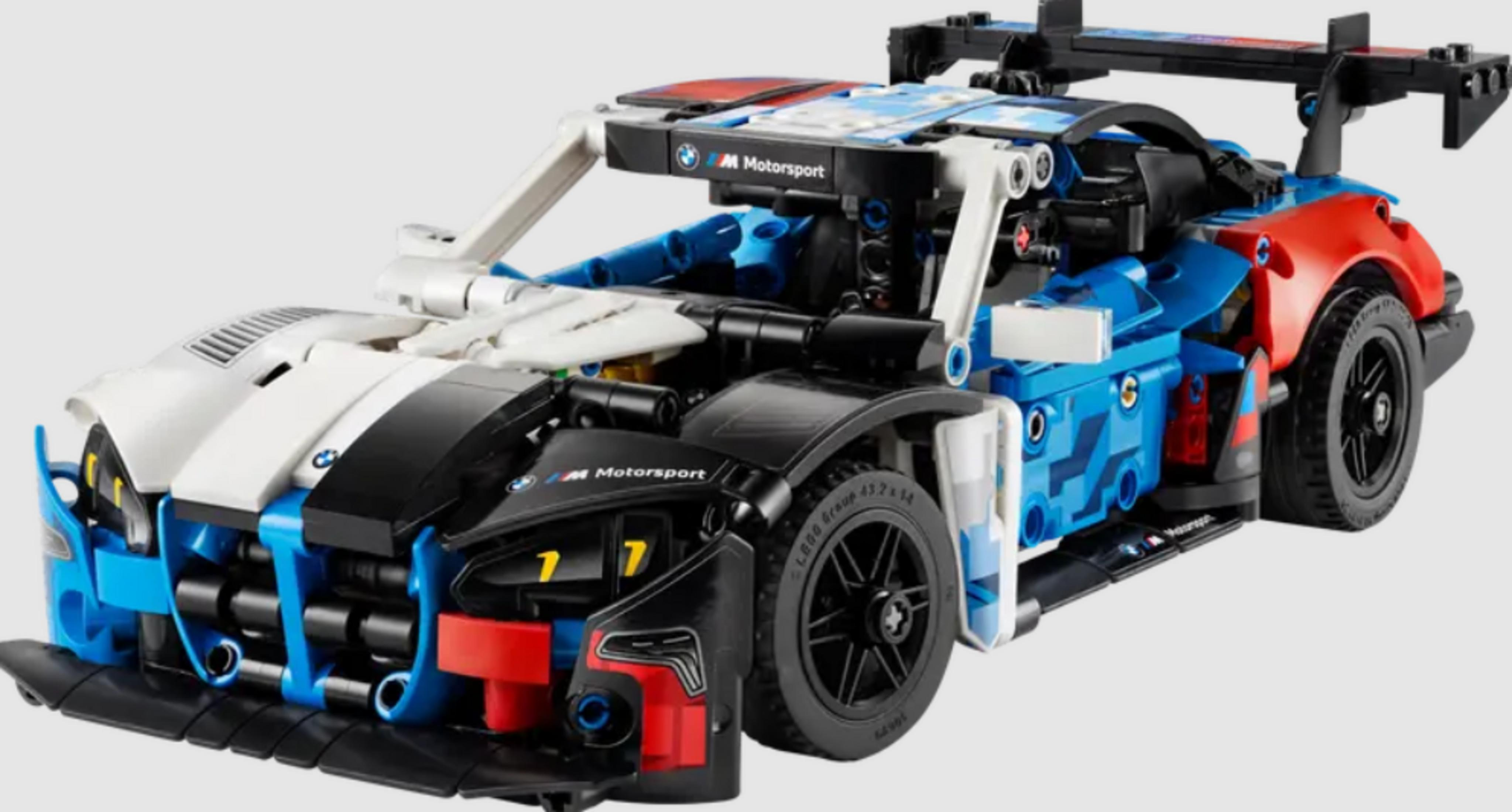Szczegółowy model Lego Technic samochodu wyścigowego BMW w kolorach niebieskim, białym, czarnym i czerwonym.