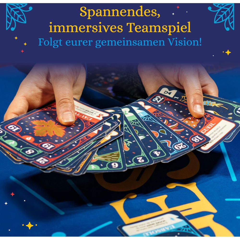 Hände halten Spielkarten mit Zahlen und Symbolen auf blauem Hintergrund.