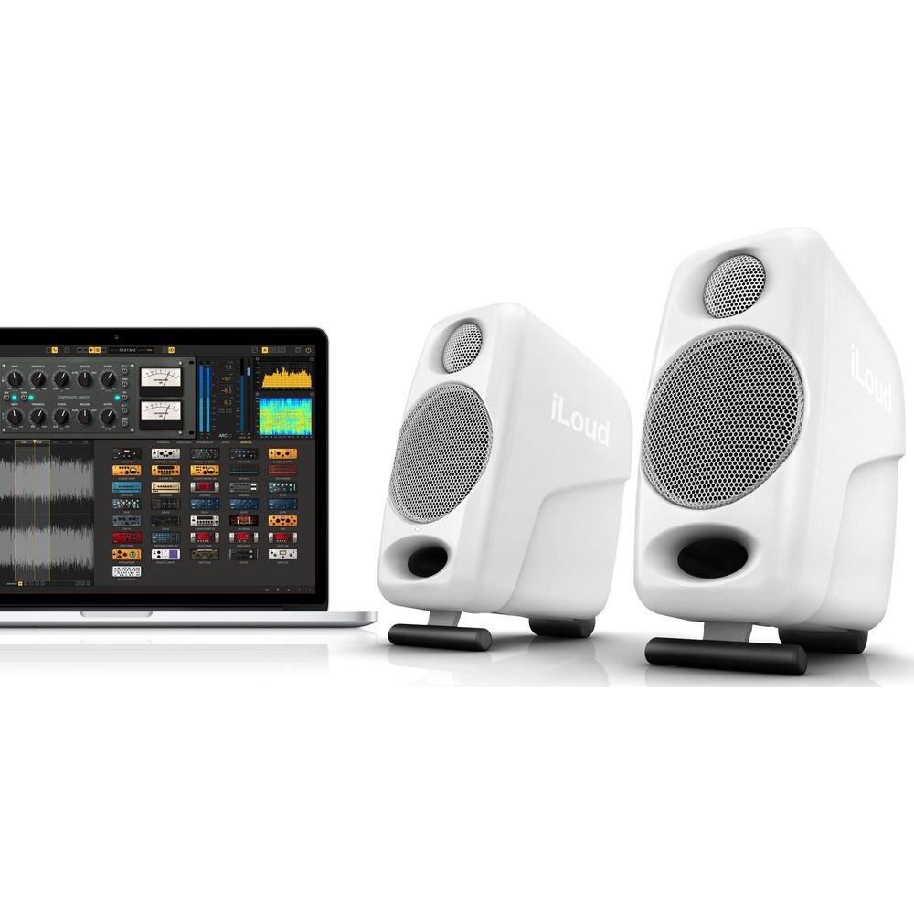 Altoparlanti iLoud bianchi accanto a un laptop che mostra software audio.