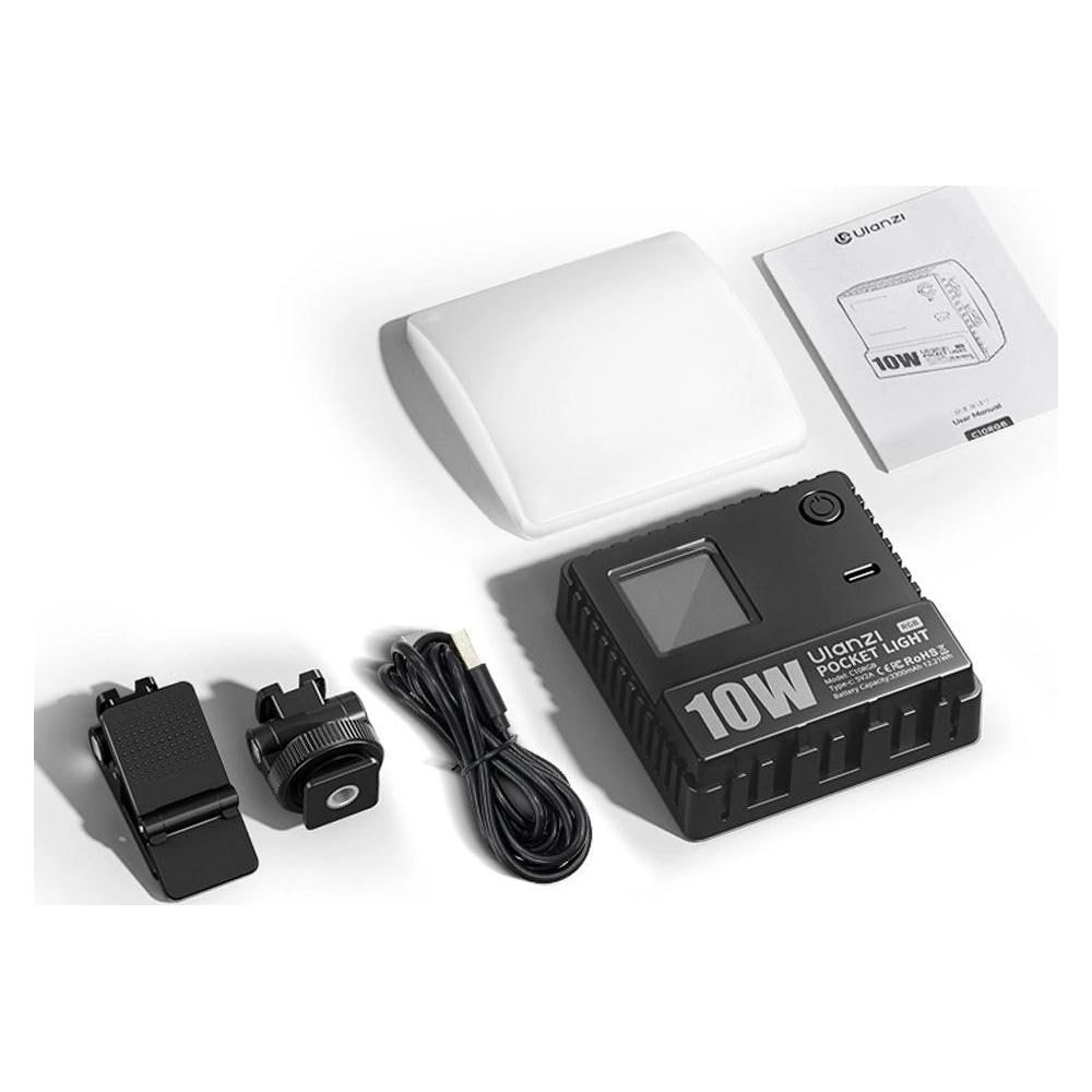 Latarka kieszonkowa Ulanzi, dyfuzor, klips, mocowanie i kabel USB na białym tle.