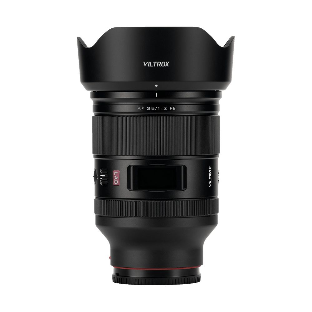 Obiettivo Viltrox nero con paraluce e scritta AF 35/1.2 FE.