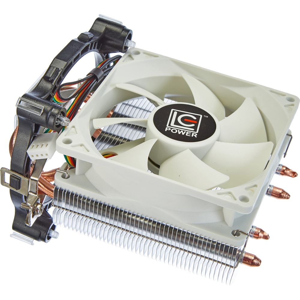 Een witte CPU-koeler met ventilator, koperen heatpipes en aluminium lamellen.