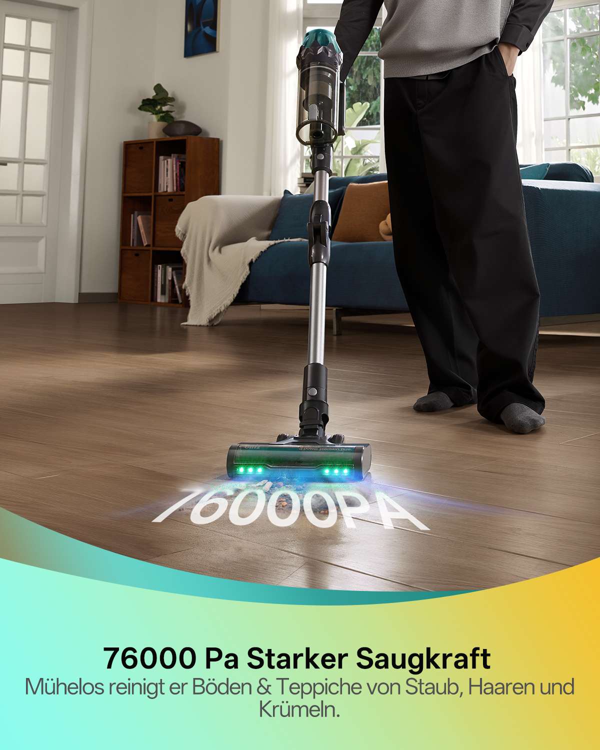 Ein Mann saugt den Boden mit einem kabellosen Staubsauger. 76000 Pa Saugkraft wird angezeigt.