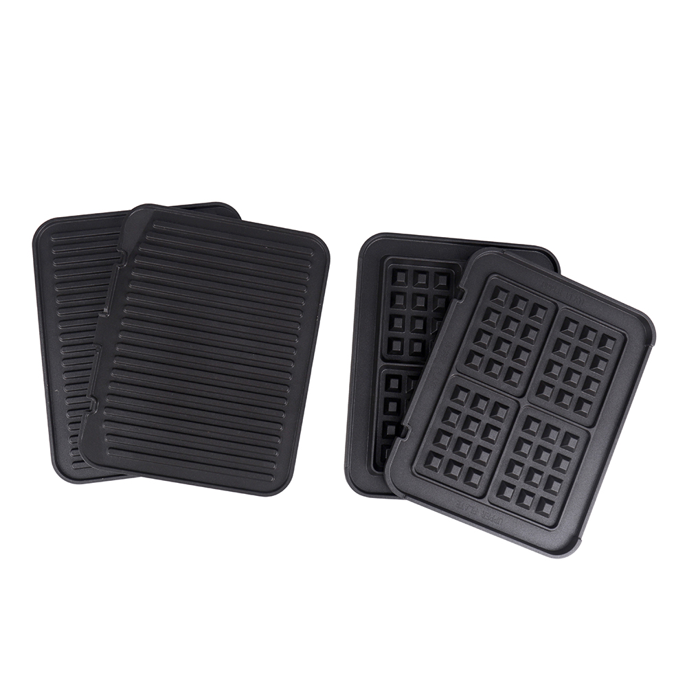 Yan yana duran iki siyah ızgara ve iki waffle tavası.