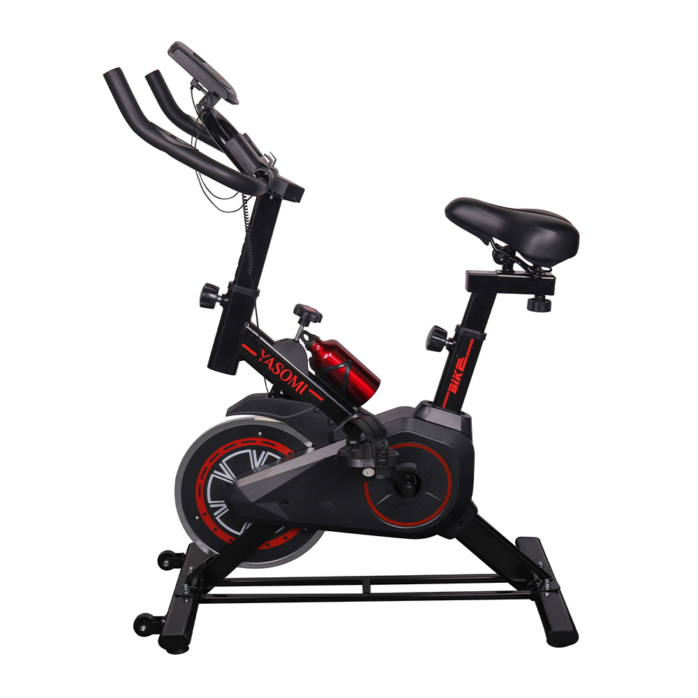 Kırmızı su şişesi ve dijital ekranlı siyah spor bisikleti.