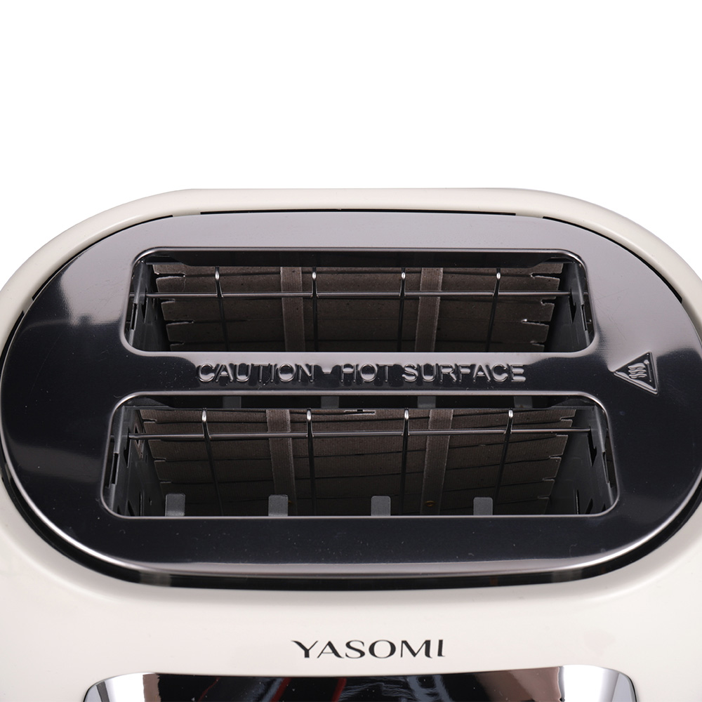Parlak metal süslemeli, iki yuvalı beyaz bir tost makinesinin yakın çekimi.