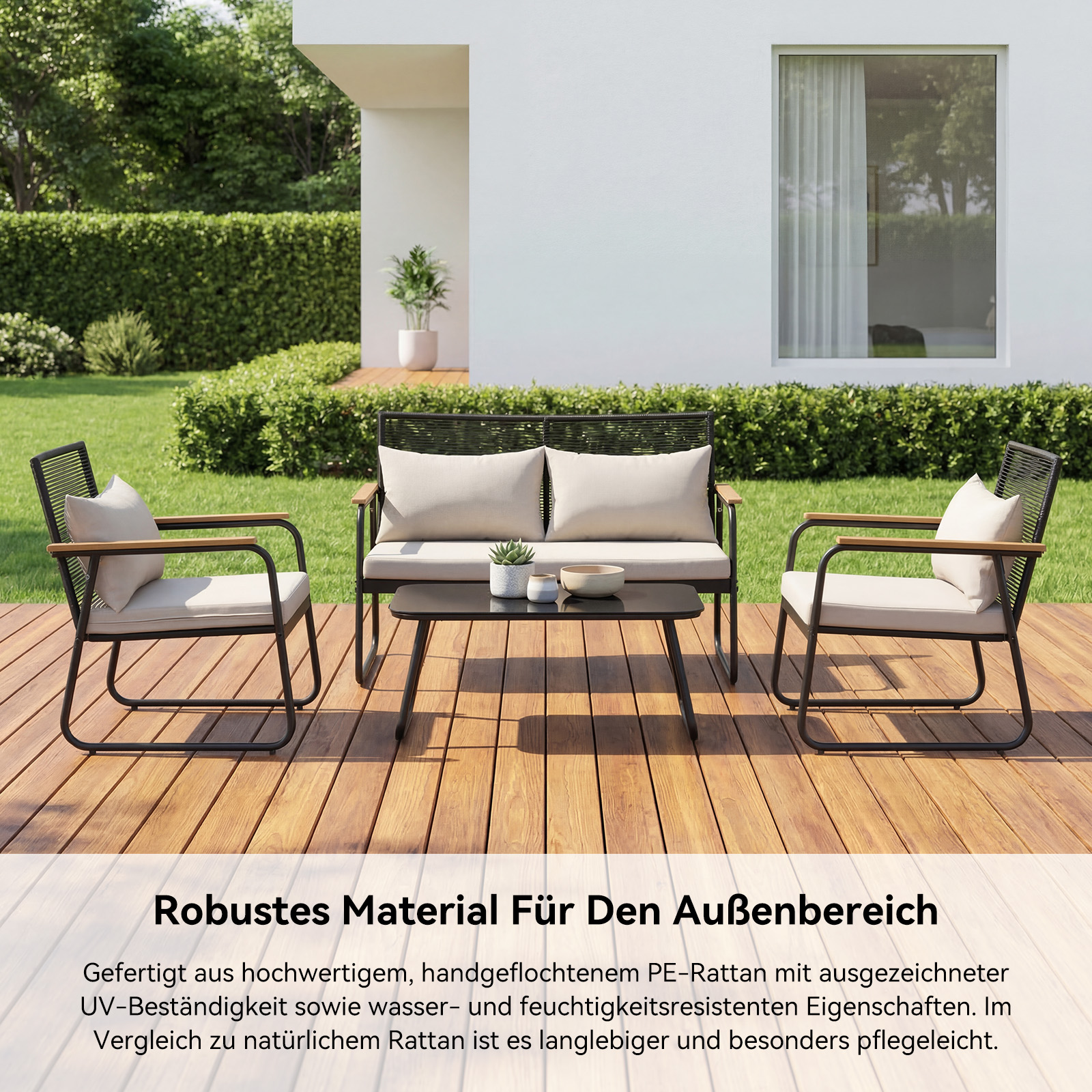 Gartenmöbel-Set auf Holzdeck: Sofa, zwei Sessel, Couchtisch mit Pflanzen.