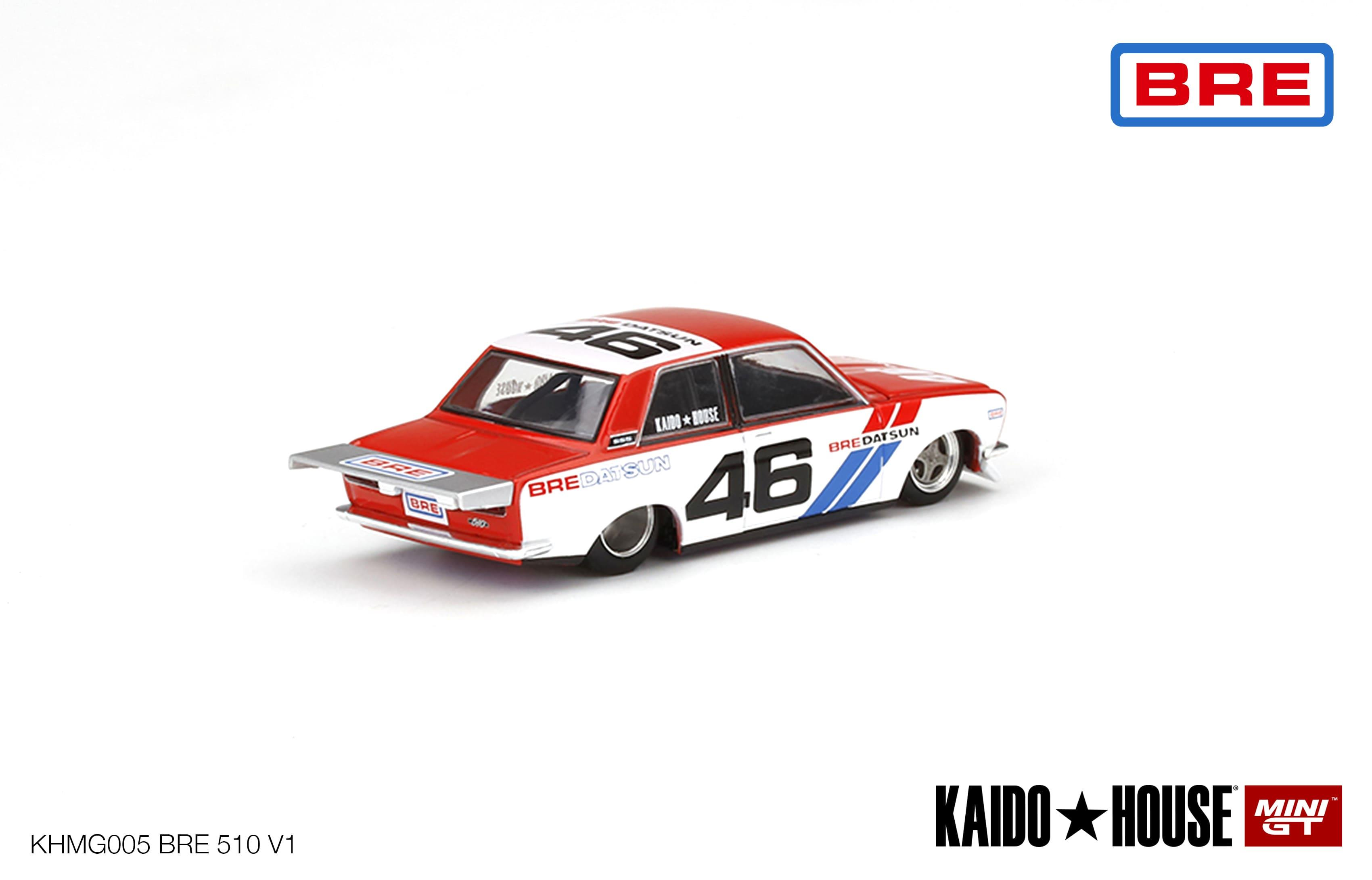 46 numaralı kırmızı ve beyaz Datsun model araba.
