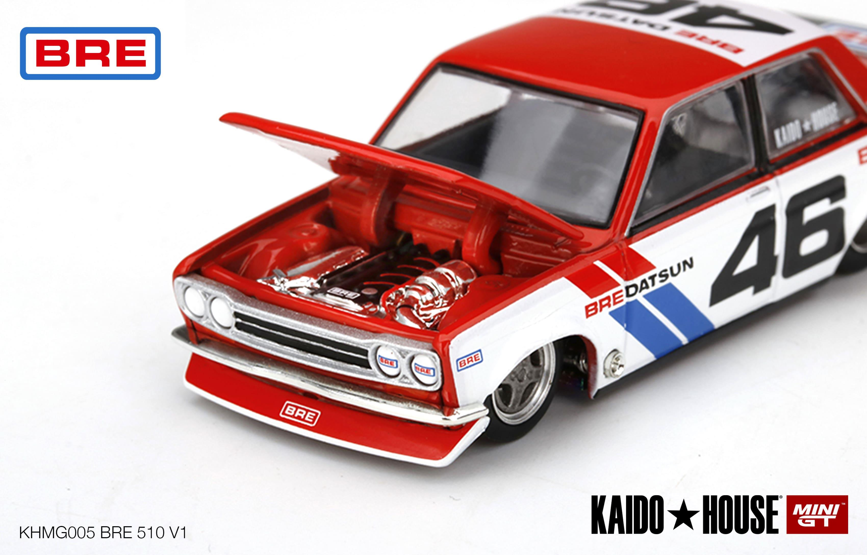 Kaputu açık, 46 numaralı kırmızı BRE Datsun model araba.